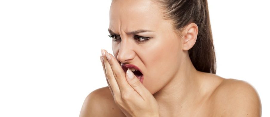 Mënyra praktike si të largoni aromën e keqe të frymëmarrjes