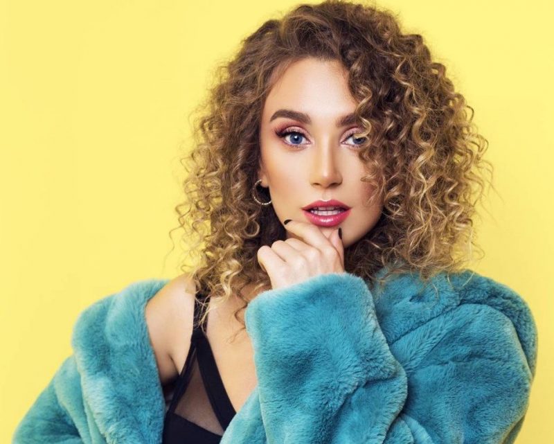 Në një video të shkurtër Venera na tregon sa e vështirë është puna e një këngëtari