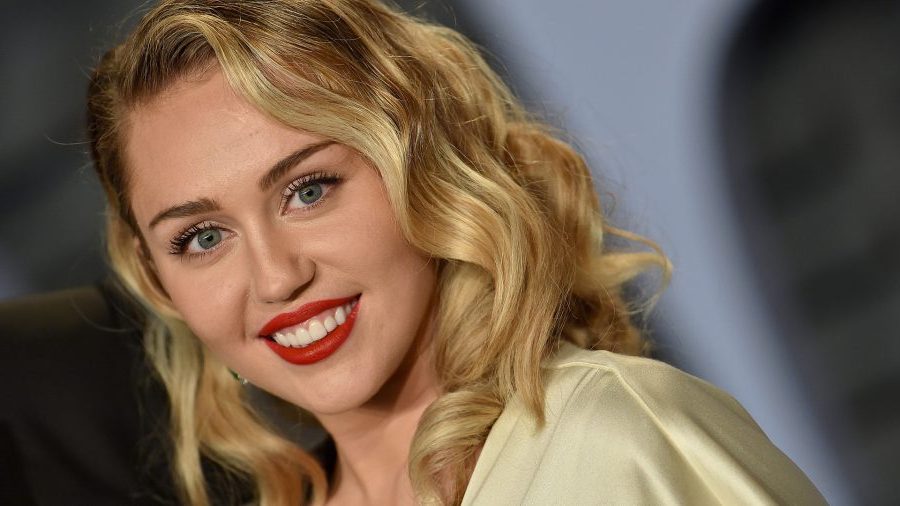 Më e thjeshtë se kurrë, Miley Cyrus feston 26-vjetorin pranë familjes dhe partnerit të saj