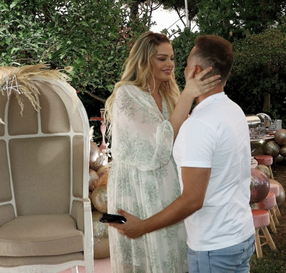 Mëngjes gocash, Orinda na tregoi krevatin e së bijës dhe ne jemi me sytë zemra