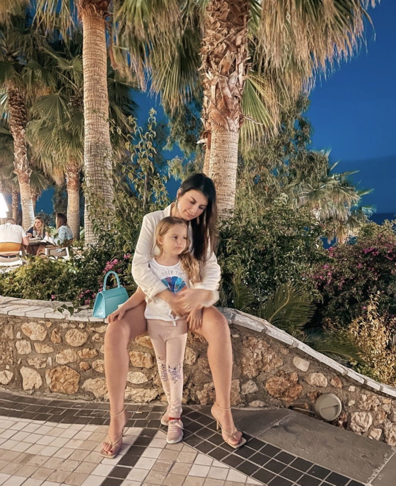 Viktoria ka këtë kërkesë për veshjet e mamit dhe Rudina s’e bën fjalën dysh