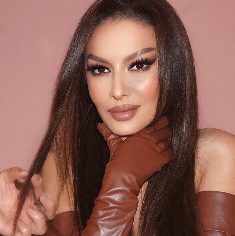 “Ti më dhe arsye për të buzëqeshur”, ky është dedikimi i ndjerë i Adelina Ismailit për djalin që i ka marrë zemrën