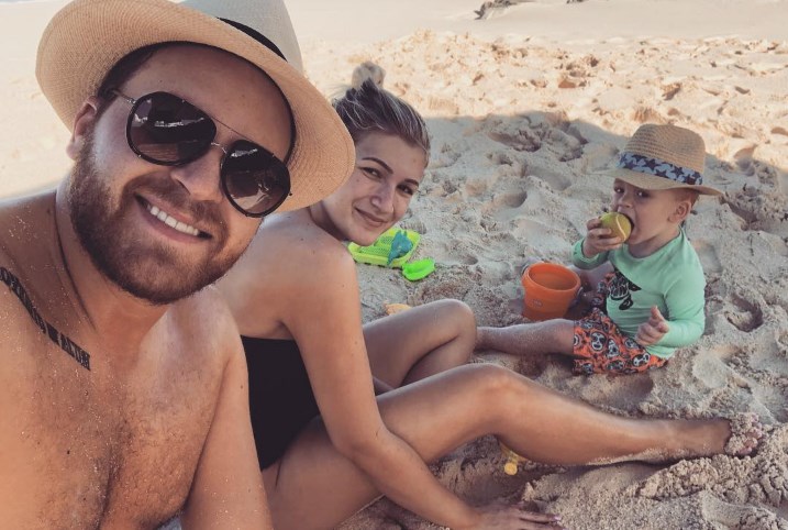 Sara Hoxha ndjek traditën e prindërve me fëmijët e saj