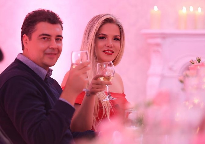 Nga gjithë ceremonia hermetike e dasmës, Rezarta publikoi vetëm tre njerëz