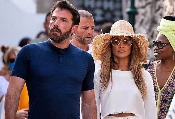 Jennifer Lopez dhe Ben Affleck në Capri me pushime, videot dhe fotot e tyre duke shëtitur bëjnë xhiron e rrjetit