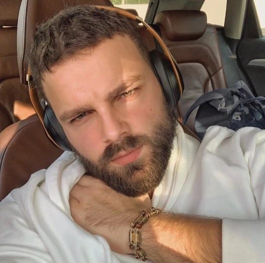 Alban Ramosaj përjeton në avion atë që askush s’do donte t’i ndodhte