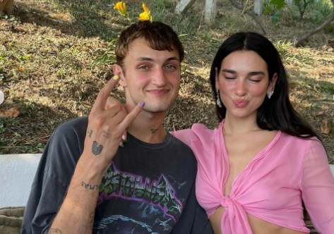 “Më i madhi në vend”, i fejuari i Dua Lipës vazhdon vizitën në Shqipëri dhe mahnitet nga Skënderbeu