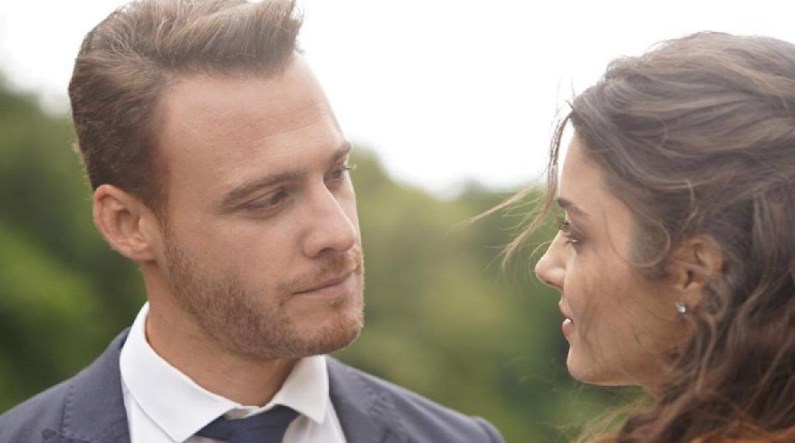 Eda dhe Serkan puthen para të gjithëve, nesër në “Dashuria është në ajër”