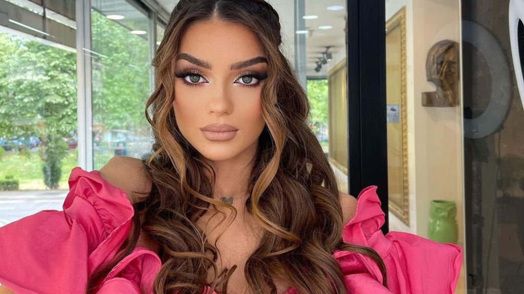 Sindi ka të dashur, por nuk e ka puthur akoma