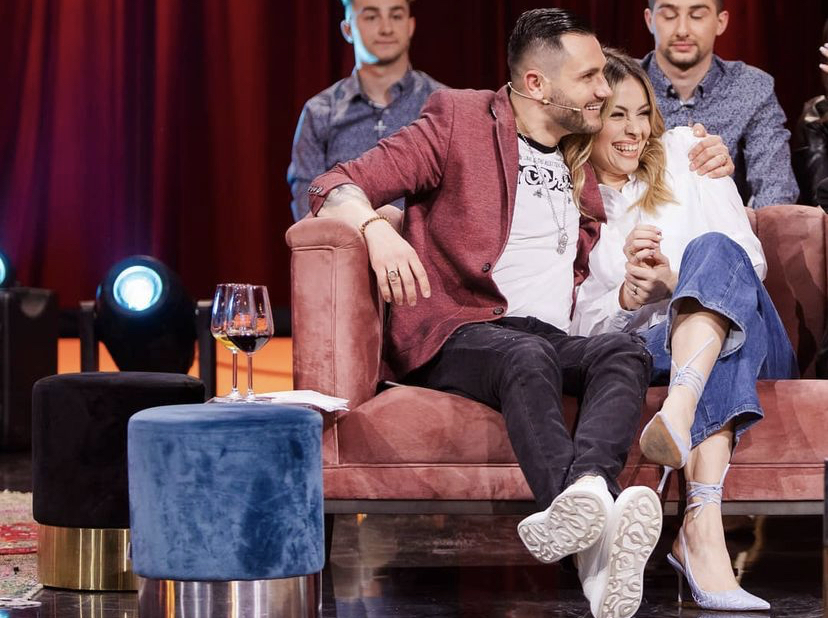 Bes Kallaku në emisionin e motrës, surprizohet nga prindërit dhe rrëfen të pathëna