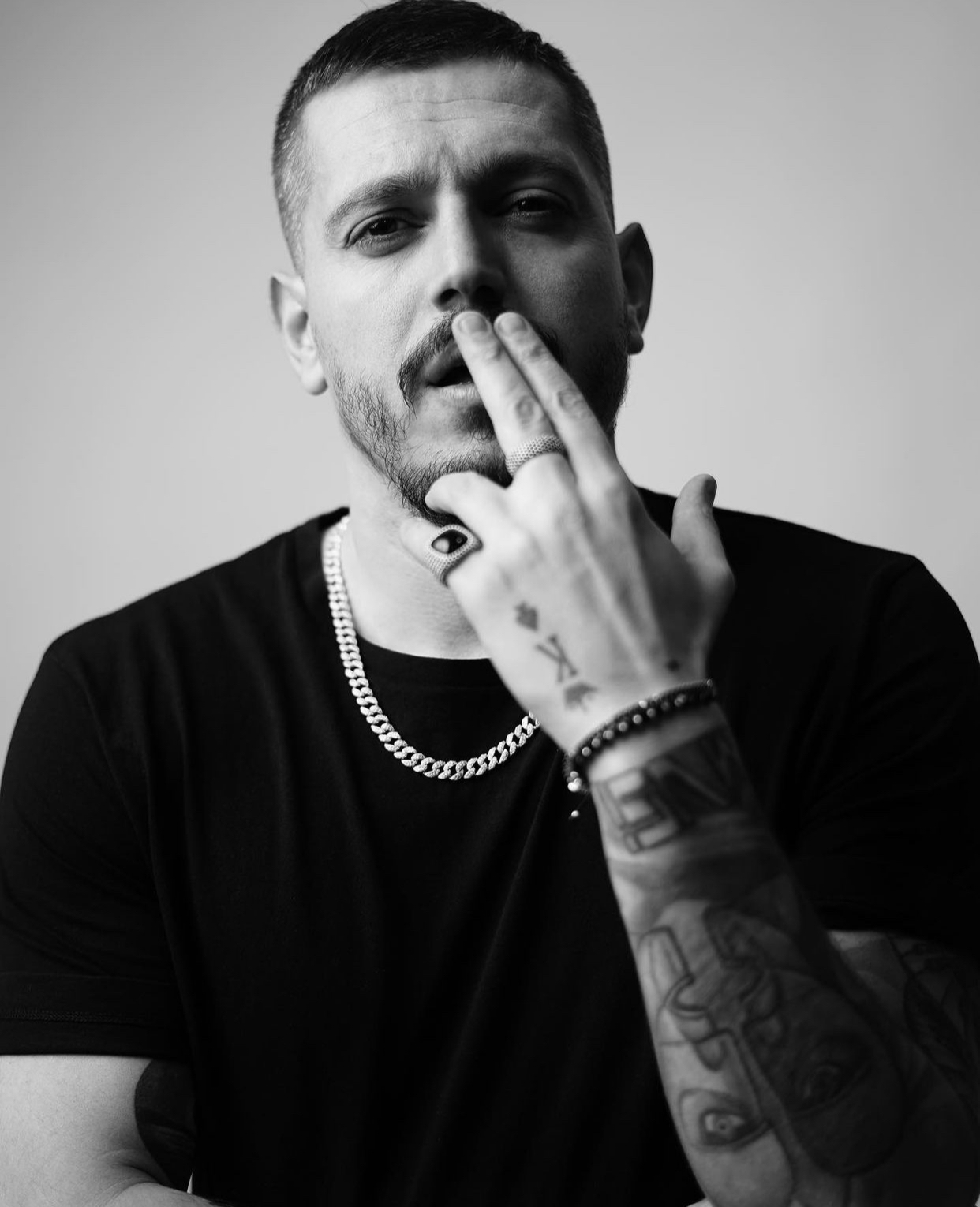 Elgit Doda la sërish një mesazh pa adresë…