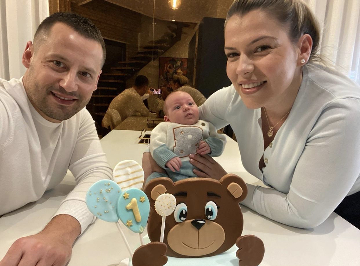 1 muaj babi, Dorian Ramaliu ndan portretin e plotë familjar me bashkëshorten dhe djalin