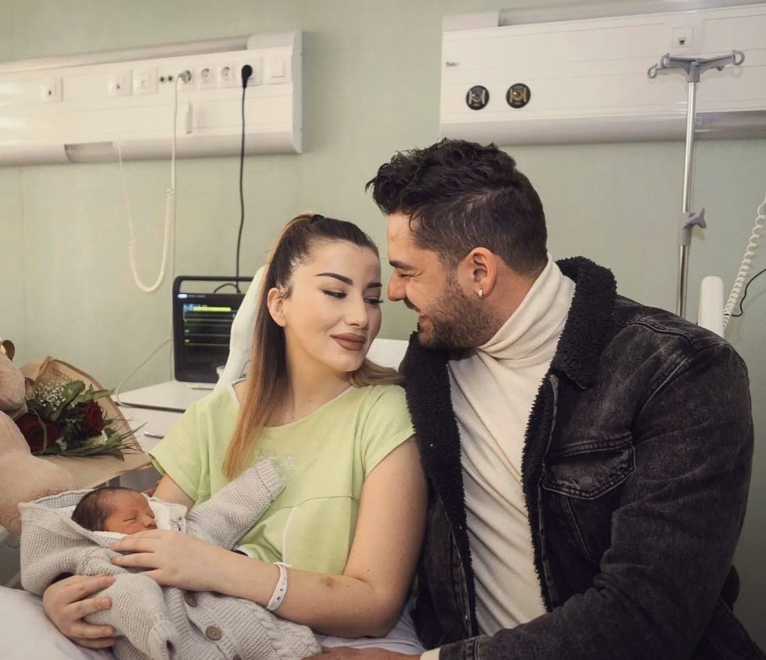 Shpati dhe Selvija postojnë foton e parë si familje me Roelin në krahë