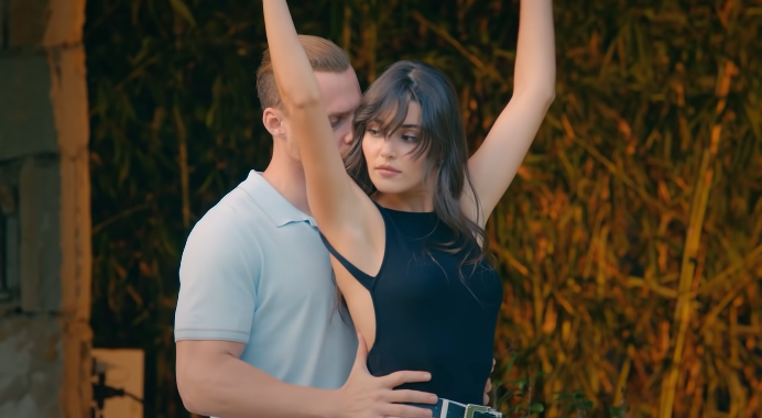 Eda dhe Serkan marrin vëmendjen me kërcimin e tyre, nesër në “Dashuria është në ajër”