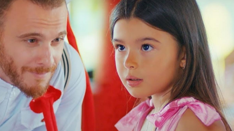 “Baba?”-Serkan surprizon Kirazin për ditëlindje, nesër në “Dashuria është në ajër”