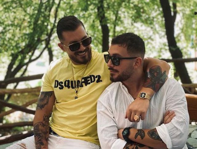 “Përgjithmonë bashkë, asnjëherë vetëm”, Romeo çon mesazhin emocionues me helikpoter për Donaldin