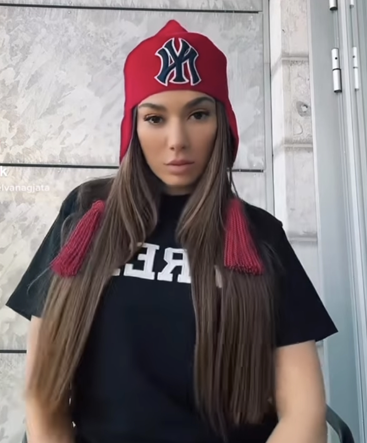 Mos po na sjell Elvana trendin e ri të kapeleve?!