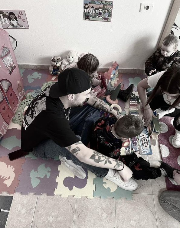 Donaldi i përlotur ne qendrën e fëmijëve që u ndihmua nga shitja e pikturës së tij