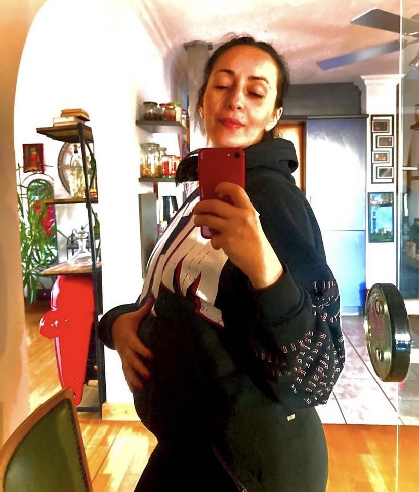 Zhaku jo vetëm qenka në pritje të ëmbël, por bebushi duket se do vijë nga dita në ditë