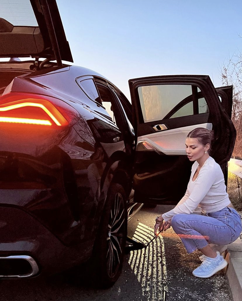 Çfarë bën Luana kur i bie goma në mes të askundit? Atë që do bënte çdo çun