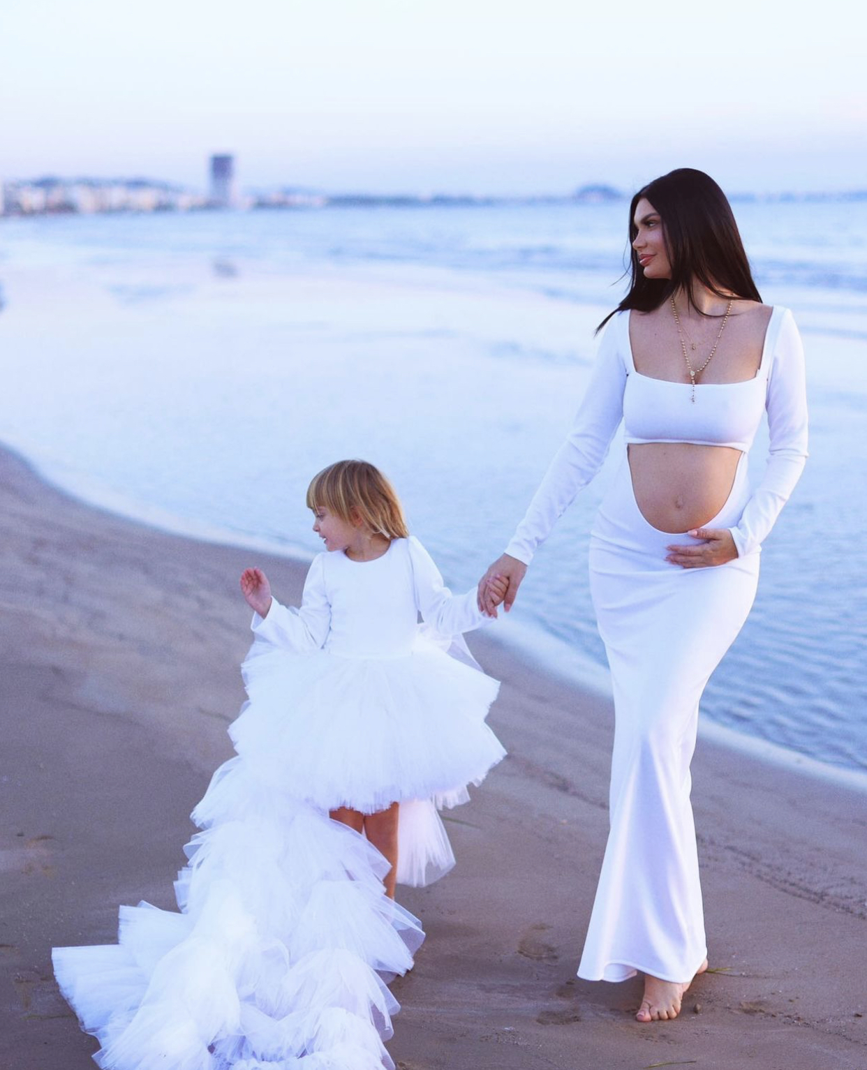 Zaimina Vasjari nënë për herë të dytë, zbulohet gjinia dhe emri