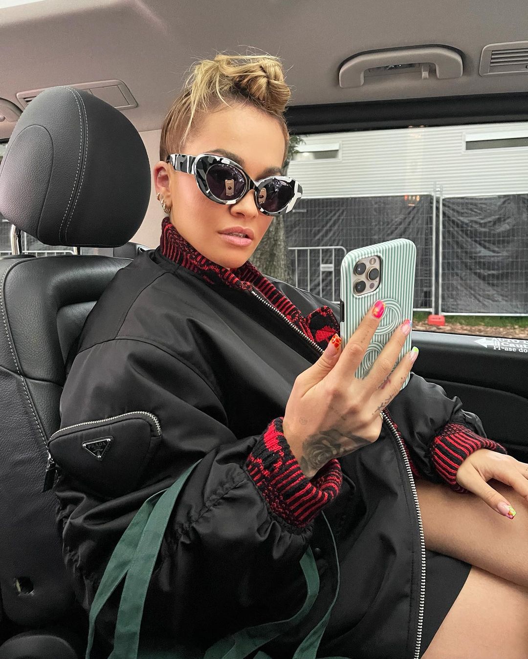 Vetëm se hoqi nga kutia kufjet dhe karikuesin, Apple ka fituar 6.5 miliardë dollarë