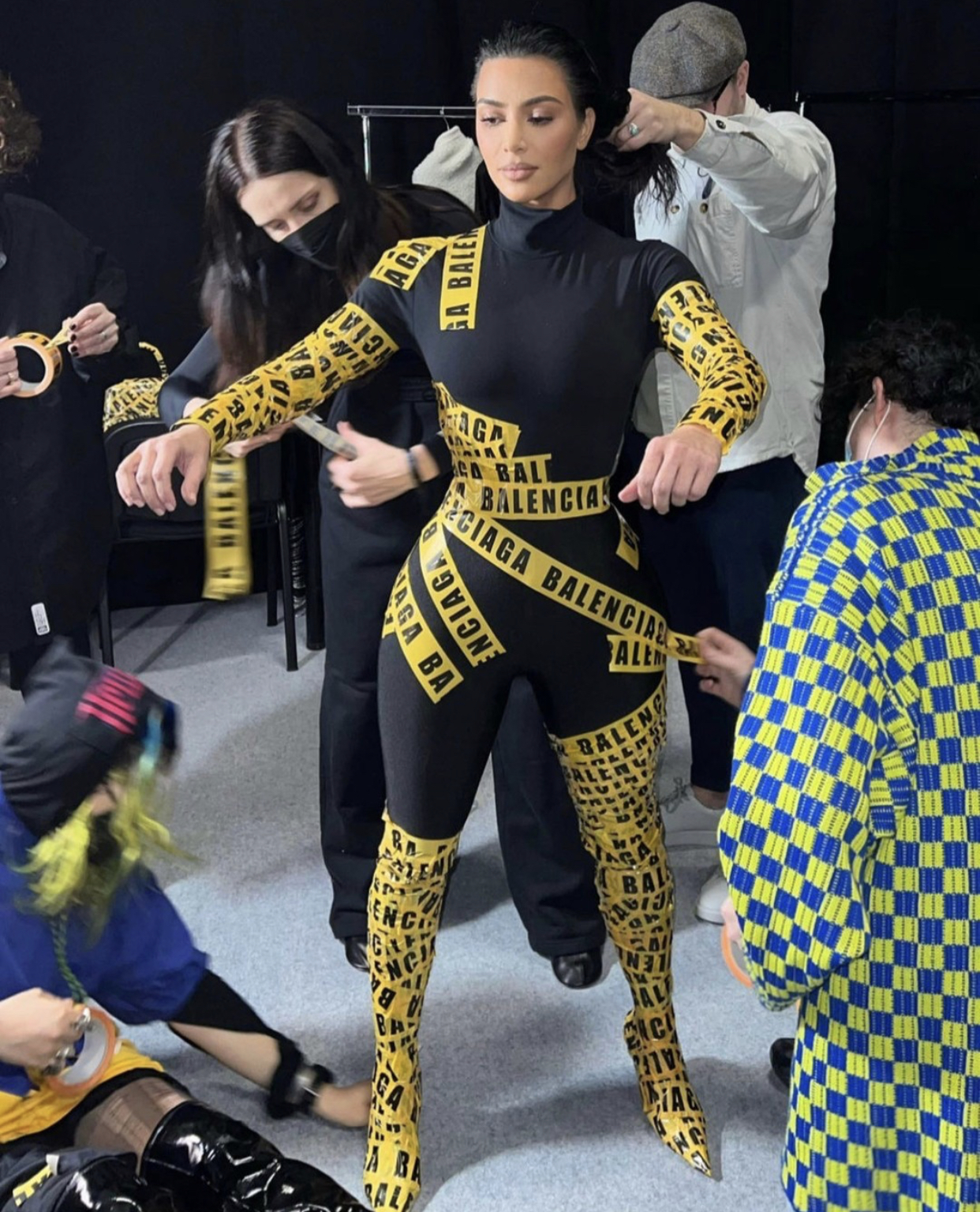 Ja si u vesh Kim Kardashian për sfilatën e “Balenciaga”