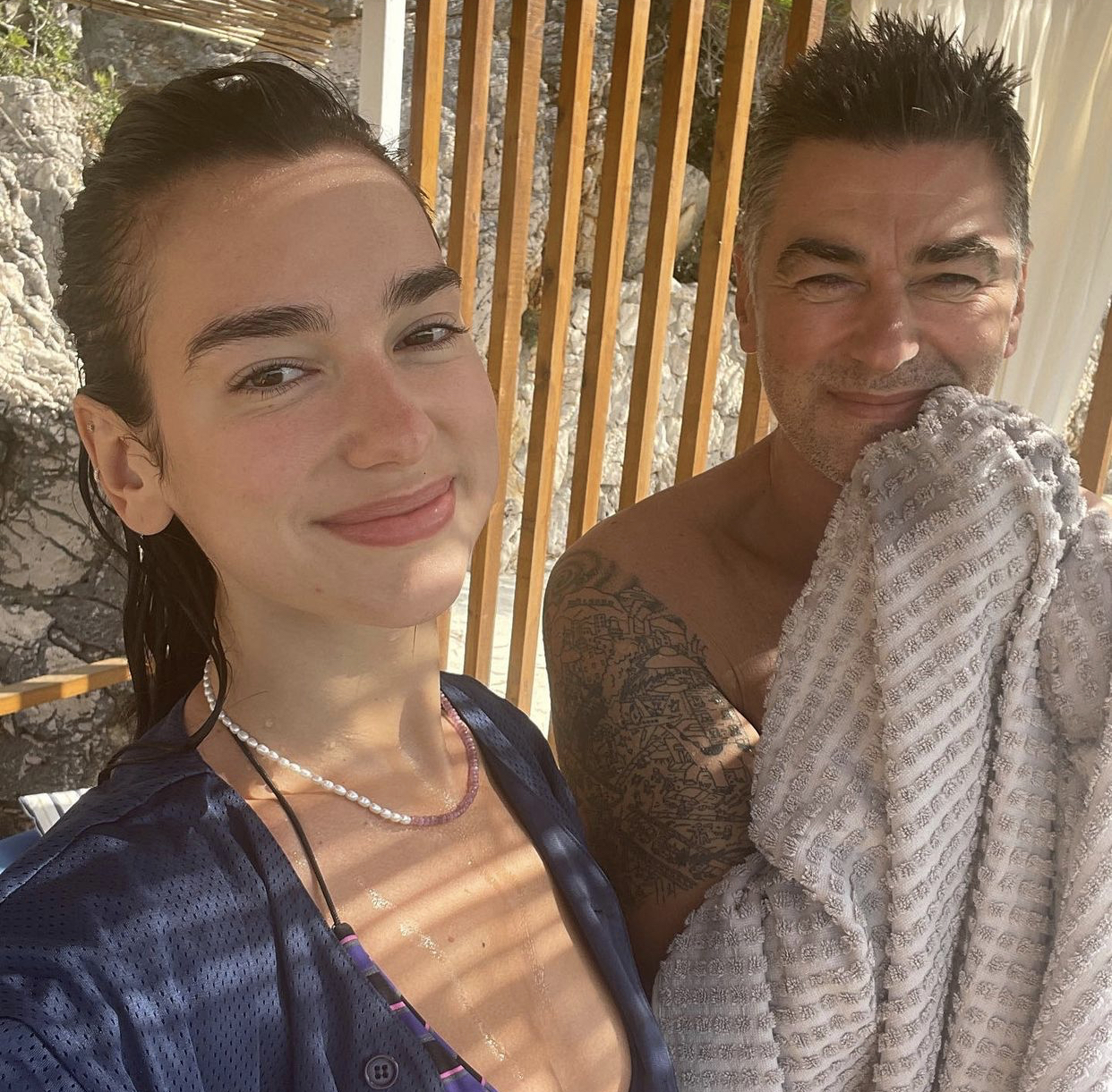 Babai më seksi i showbiz-it feston 53- vjetorin e tij