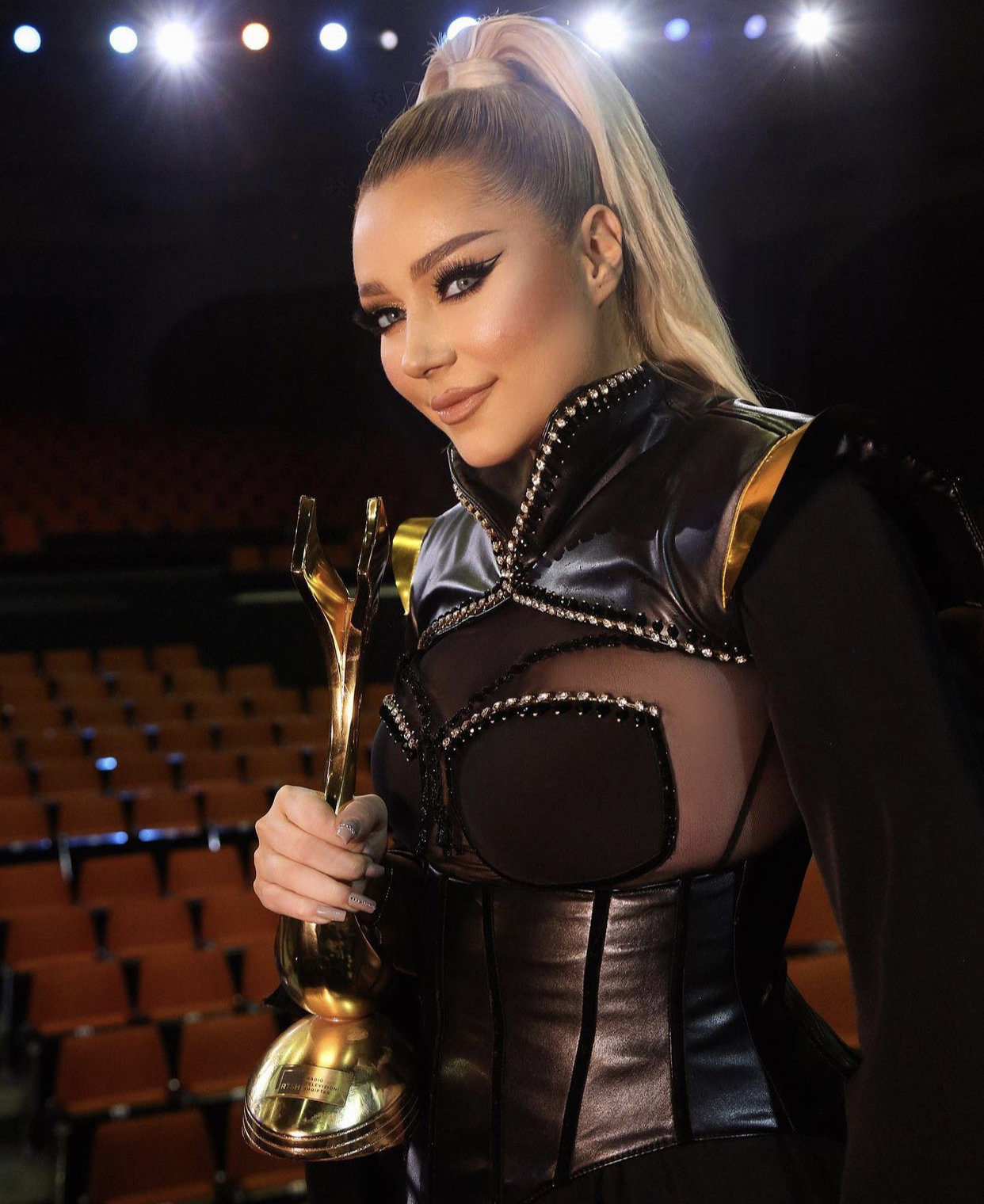 Ronela Hajati kujton të atin: Sa na mungon, ti e di