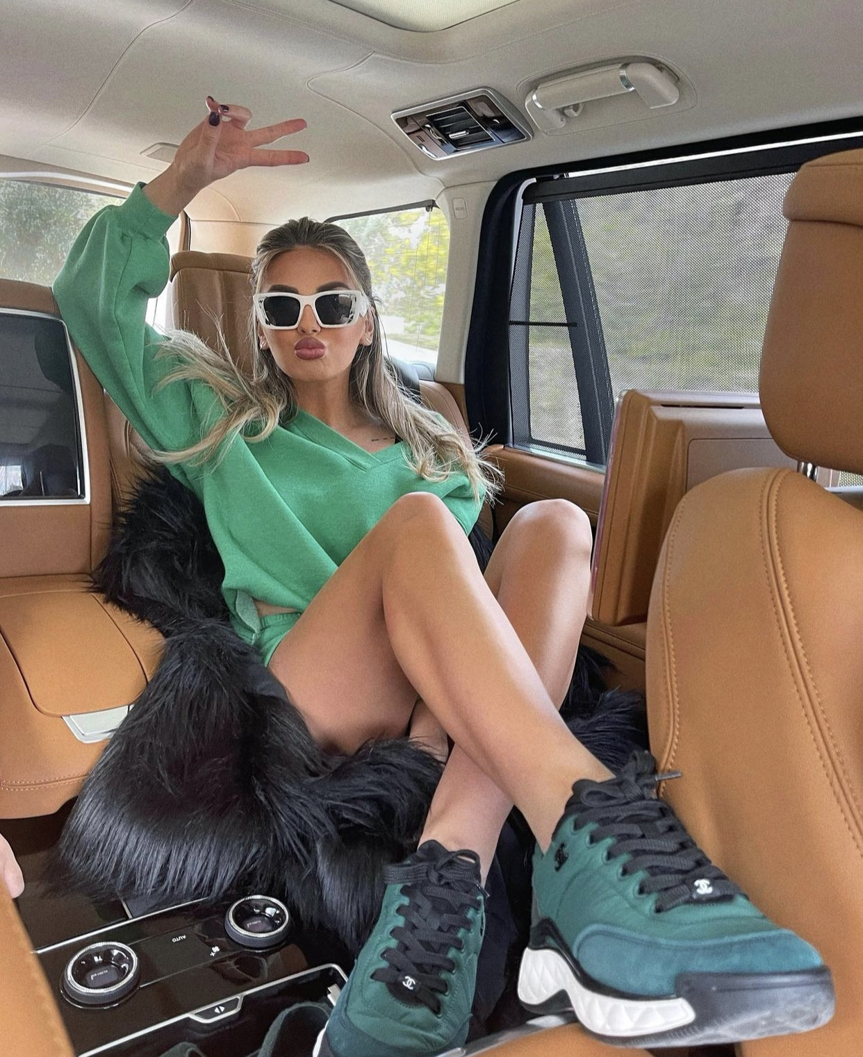 “E ka për mua”, Beatrix e çon autoironinë e syzeve të bardha një shkallë më lart