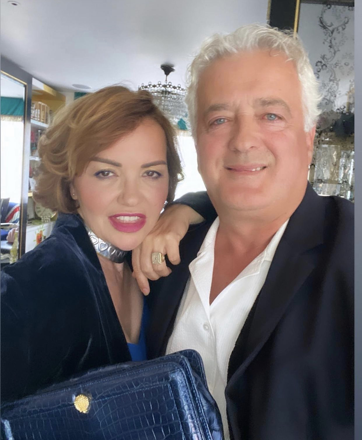 “Vetëm shikoje veten si je”, Vera Ora tregohet kaq e ëmbël në urimin për bashkëshortin