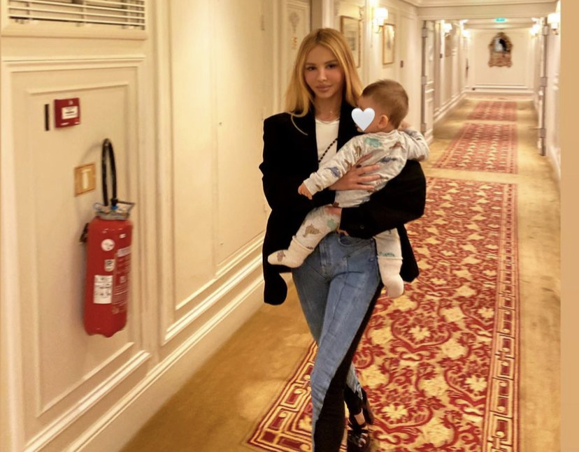 Një mami si Aurela Hoxha, në punë me të birin