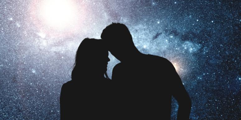 Dashit i rikthehet ish-i, Akrepi do bjerë keq brenda në dashuri, ç’do ndodhë këto ditë sipas yjeve