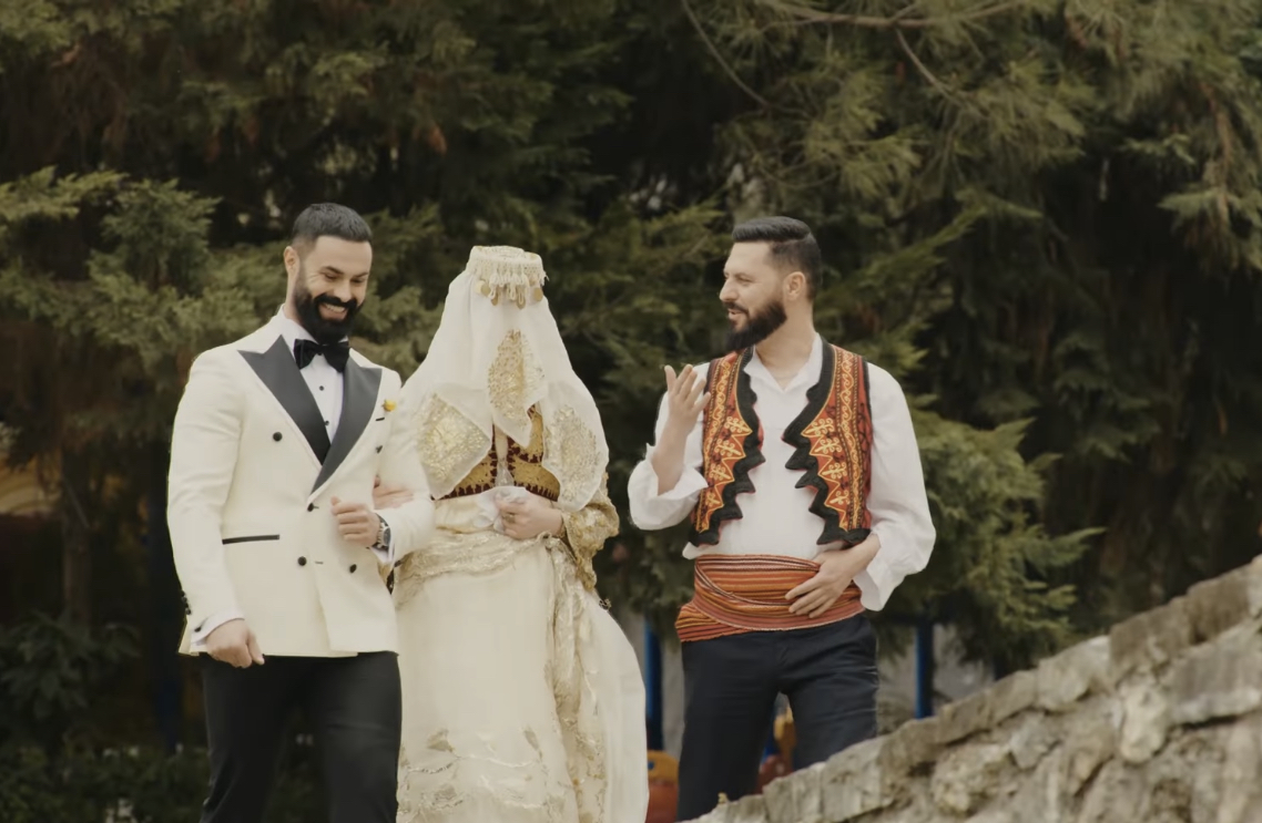 Duhet ta degjoni patjetër “Lule t’bukra ka Tirona” në versionin “West Side Family”