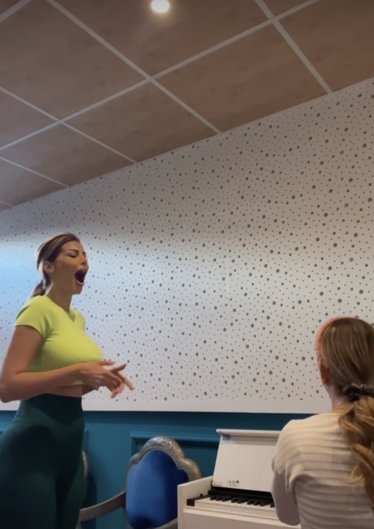 E kishit dëgjuar ndonjëherë Luanën duke bërë vokalica?