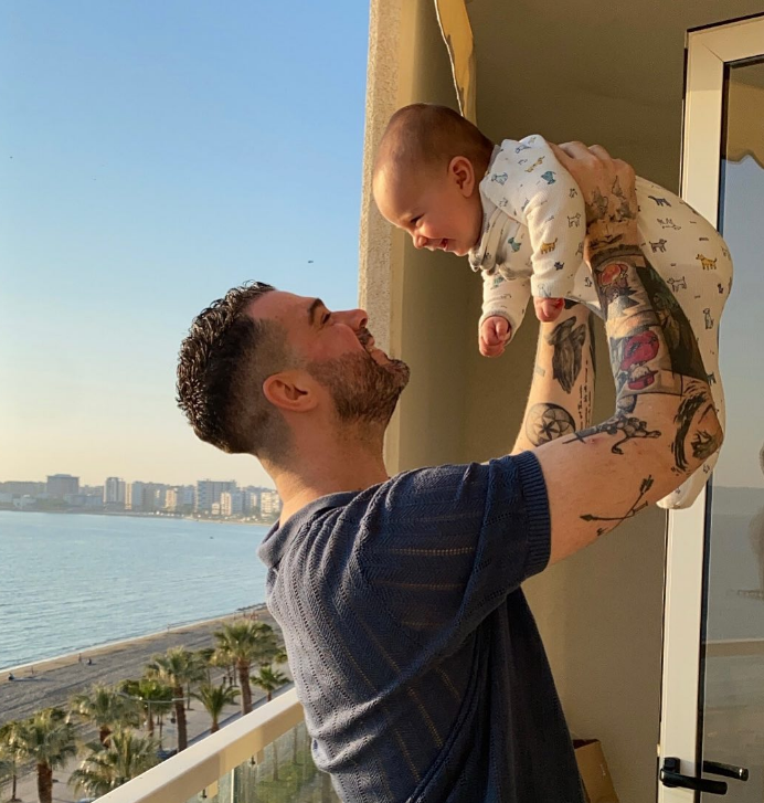 Zais Denzel mbushi 4 muaj dhe babi Sardi na tregoi për herë të parë portretin e tij ëngjëllor