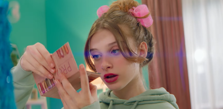 Kënga e re e Efit ka një mesazh shumë të rëndësishëm që çdo vajzë duhet ta dëgjojë