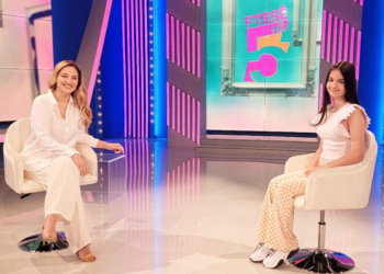 Nga këshillat e babit tek karaoket në shtëpi me mamin, rrëfehet Anna Gjebrea