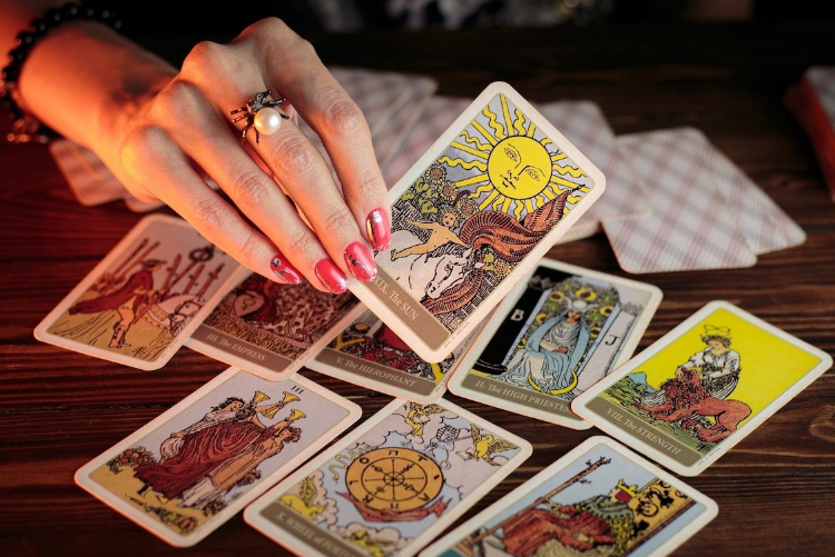 Qershor/ Ç’thonë letrat Tarot për Dashin, Luanin dhe Shigjetarin