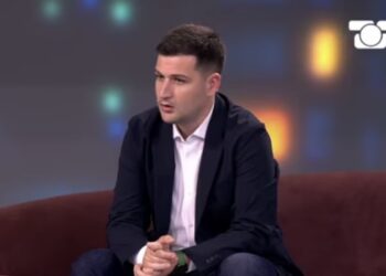 “Mami më vishte si vajzë”, Arbër Hajdari rrëfen fëmijërinë e vështirë