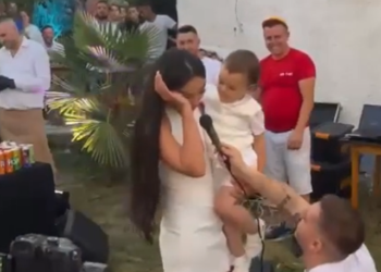 Elgiti i propozon për martesë Kleas në mënyrën më të veçantë