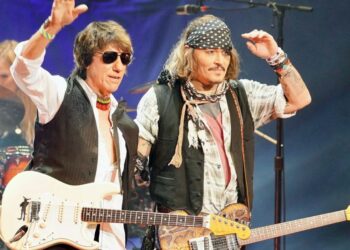 Johnny Depp bën daljen e parë publike pas fitores dhe publiku u çmend