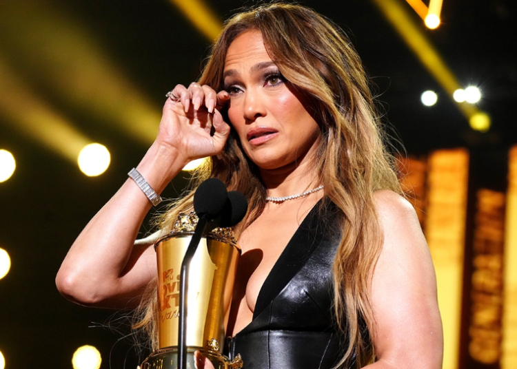 J.Lo me lot në sy falenderon ata që e gënjyen dhe i thyen zemrën