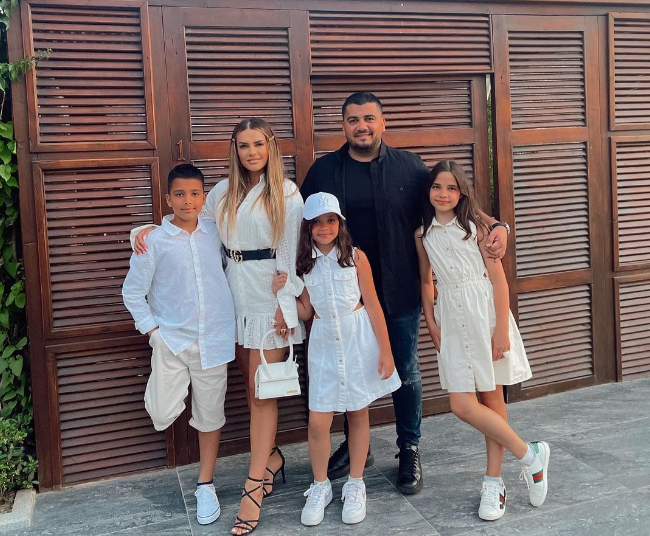 Pas lajmeve për shtatzëni, reagon vetë Ariana