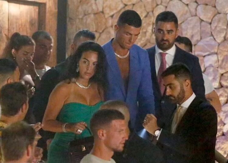 Cristiano dhe Georgina lënë fëmijët në gjumë dhe dalin për qejf në Ibiza