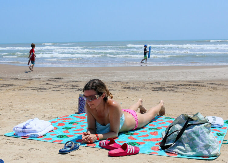 10 gjërat që nuk duhet t’i bësh kurrë në plazh!