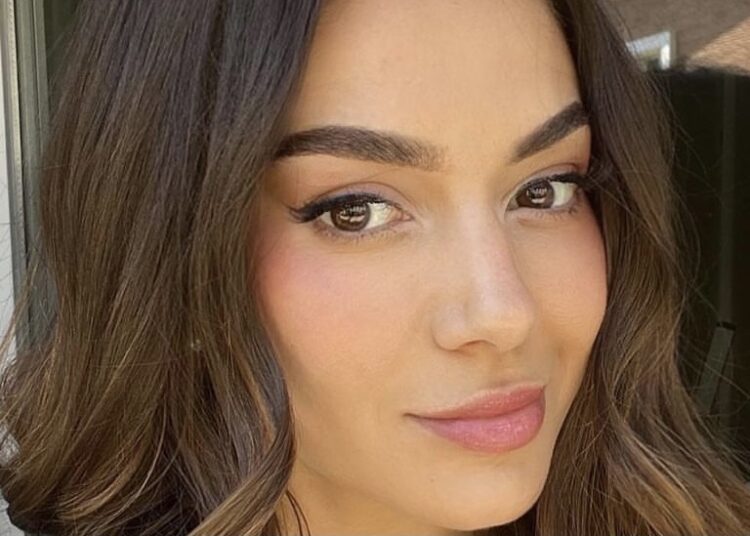 Po dëgjonte këngën e Elvana Gjatës në makinë,  vajzës i ndodh e papritura!