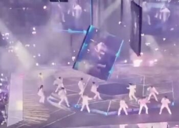 Panik në skenë, ekrani gjigand bie mbi balerinët në koncertin e grupit të famshëm!