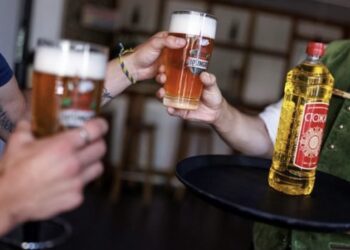 “Merr 1 litër birrë, më jep 1 litër vaj”,  epo ky “pub” në Gjermani e gjeti zgjidhjen ideale!