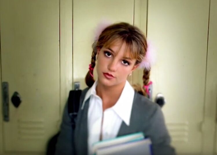 Britney Spears na sjell versionin e ri të “Baby one more time” duke larë rrobat